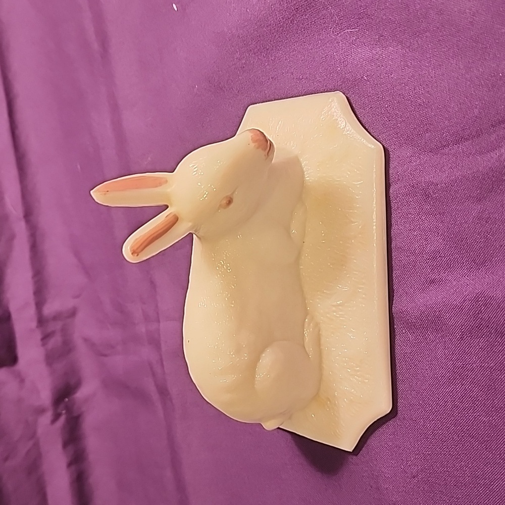TOP ONLY Vintage Westmoreland rabbit lit, no bottom.***